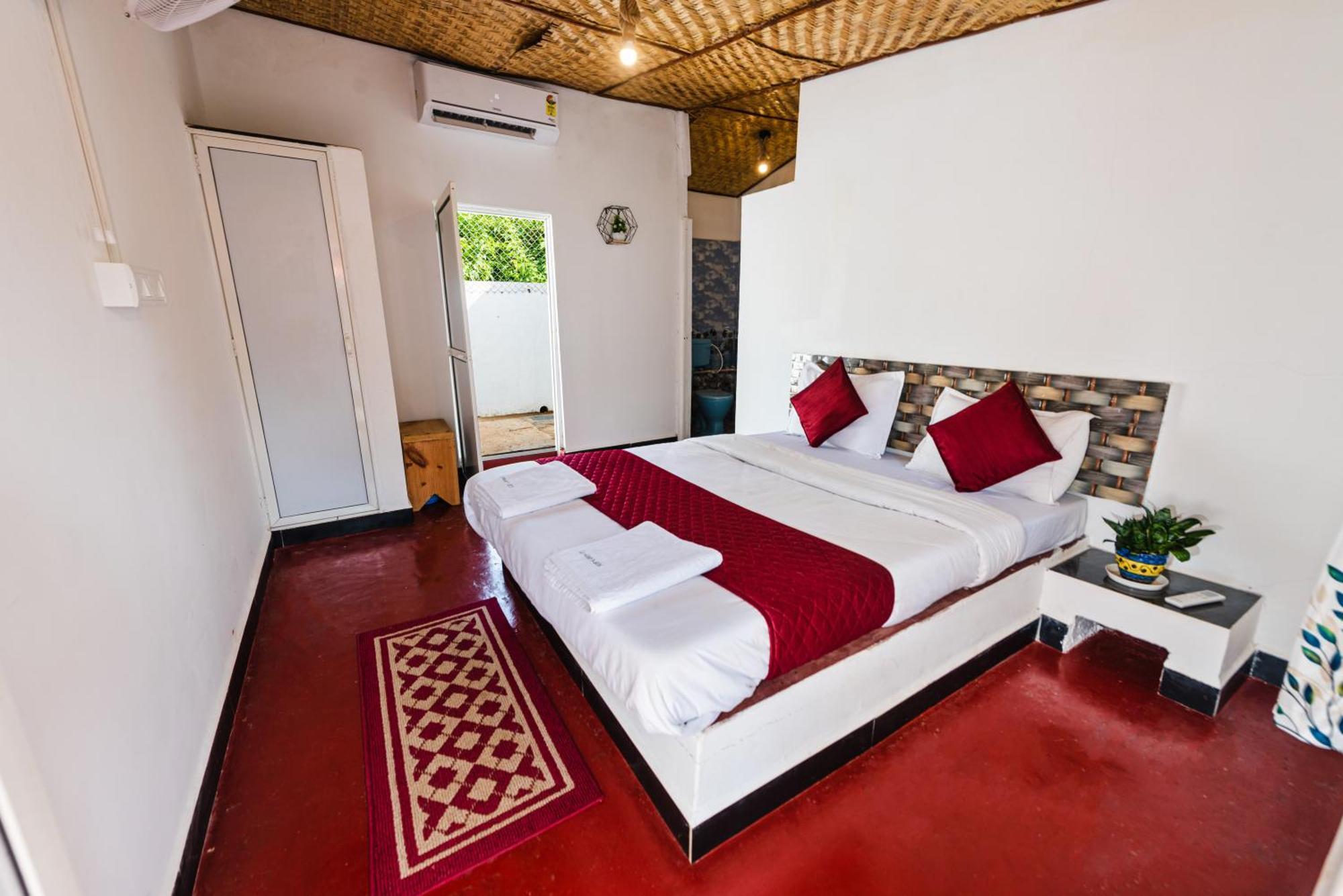 Hotel La Paulo'S Near Beach Resort Morjim Exterior foto